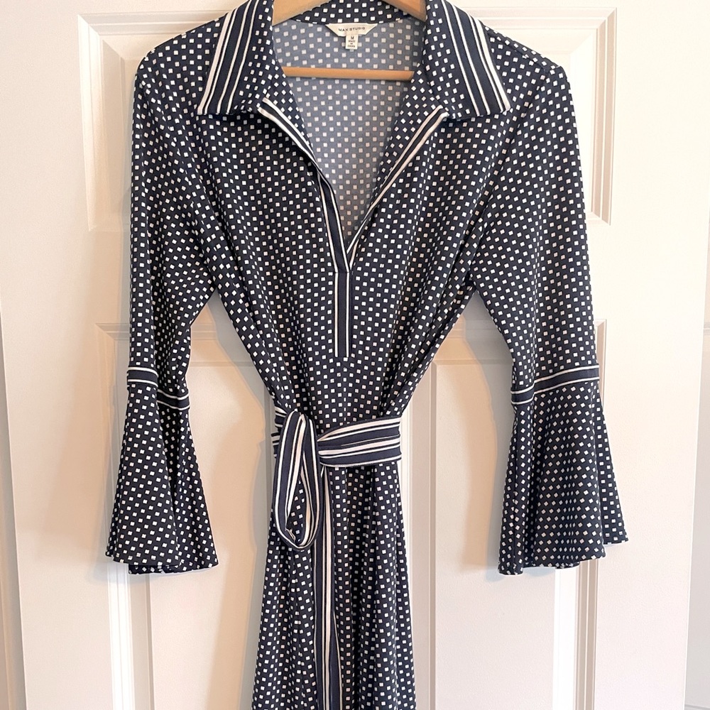 MAX STUDIO navy and white v-neck dress with tie waist